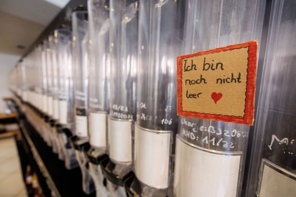 In Unverpackt-Läden befüllen Kundinnen und Kunden mitgebrachte Behältnisse mit den angebotenen Lebensmitteln. - © Daniel Karmann/dpa