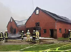 150 Feuerwehrleute waren am Freitagabend bei einem Gro&szlig;brand in Sch&ouml;ning bei Delbr&uuml;ck (Kreis Paderborn) im Einsatz. In Vollbrand standen zwei Scheunen und eine Remise. - &copy; FOTO: RALPH MEYER