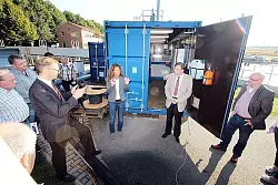 Erkl&auml;rungen am Kl&auml;rwerk: B&uuml;rgermeister J&uuml;rgen Schell, Ingenieurin Dr. Kathrin Gantner, Ingenieur Frank Waermer und Ausschussmitglied Dietrich Tornau (von links). - &copy; Foto: Rademacher