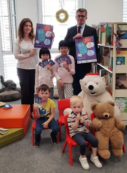 Freuen sich auf den Sommerleseclub 2024: (hintere Reihe von links) B&uuml;chereileiterin Eva-Maria Allert und F&ouml;rdervereinsvorsitzender Michael Biermann mit Mia und Emily (mittlere Reihe von links) und Julian und Mika (vordere Reihe von links). - &copy; Fabienne Biermann