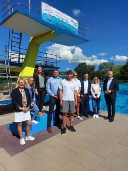 Die Verantwortlichen der Stadt L&uuml;gde und vom Staatsbad Pyrmont mit dem Azubi Erik Grenz (Mitte). - &copy; Pyrmonter Nachrichten/Juliane Lehmann