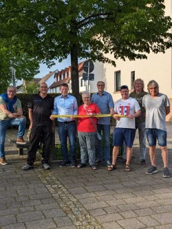 Vertreter der SPD Barntrup zeigen das „Gelbe Band“. Auf dem Foto sind von links Fraktionsvorsitzender Thomas Schwekendiek, Olaf Schulz, Torsten Buncher, Lore Austermann, Andreas Wilde, Oliver Steiner, Addy Albert und Andreas Skoruppa zu sehen. - © SPD Barntrup