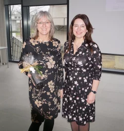 Die ehemalige Schulleiterin des Hanse-Berufskollegs Susanna Tietje-Gro&szlig; (links) mit Manuela Kupsch, Betriebsleiterin des Eigenbetriebs Schulen des Kreises Lippe. - &copy; HANSE-Berufskolleg