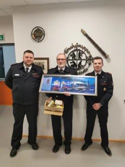 Der neue L&ouml;schgruppenf&uuml;hrer Christian Heidemann (links) verabschiedet gemeinsamen mit seinem Stellvertreter Marvin Belke (rechts) den scheidenden Vo&szlig;heider L&ouml;schgruppenf&uuml;hrer Rainer Danger. - &copy; Feuerwehr Lemgo