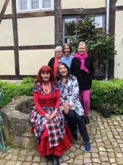 Heide Haike, Vorsitzende der K&uuml;nstlergruppe Gedok in OWL (vorn, von links), und die Gedok-Mitglieder Barbara Davis sowie (hinten, von links) Christel Aytekin, Dagmar Wieling und Conny Hupe-Hausmann bei der Er&ouml;ffnung der Ausstellung "Kein Hexenwerk" im Schloss Brake. - &copy; Gedok OWL