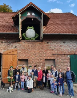 &Uuml;ber allen beteiligten Kindern, Eltern und Helfern"thront" der gro&szlig;e Uphucker, dass Hillentruper Wahrzeichen. - &copy; Nachbarschaft Hillentrup