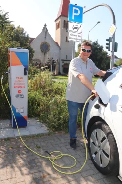 Michael Makosch von den Stadtwerken Oerlinghausen schließt sein Auto an eine der neuen Ladesäulen an.
Foto: Knut Dinter - © Knut Dinter
