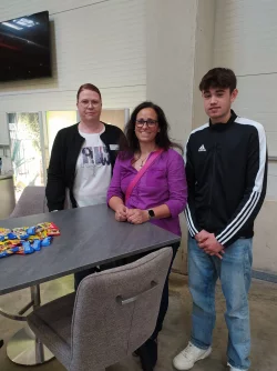 Gewinner der Blomberger Ausbildungsmesse: Nina Kottenstedte, Nicole und Ben Reineke (von links) mit dem DX-Racer-Schreibtisch. - &copy; Heike Kreienmeier