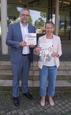 Stellvertretender Schulleiter Heiko Jucks und Lisa Kreyenmeier freuen sich &uuml;ber die Unterst&uuml;tzung durch Pro Tandem. - &copy; Hanse-Berufskolleg