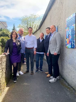 Begeistert vom Klimapfad: Landtagsabgeordnete Julia Eisentraut, Schlangemns Klimaschutzbeauftragter Henning Schwarze, Bundestagsabgeordneter Robin Wagener, Kalletals B&uuml;rgermeister Mario Hecker, Dr. Benno B&ouml;er von der Unesco und Schlangens B&uuml;rgermeister Marcus P&uuml;ster (von links). - &copy; Emilia B&ouml;er