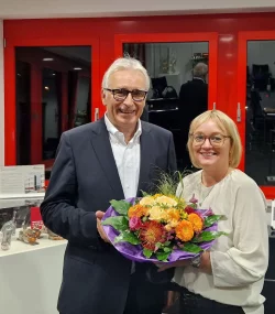 IHK-Pr&auml;sident Volker Steinbach gratuliert der neuen IHK-Hauptgesch&auml;ftsf&uuml;hrerin Svenja Jochens. - &copy; IHK Lippe