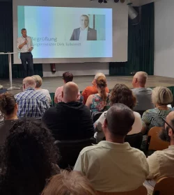 Ein Pr&auml;ventionsrat f&uuml;r Sch&ouml;tmar: Bei einer Infoveranstaltung berichtete B&uuml;rgermeister Dirk Tolkemitt von den Pl&auml;nen. - &copy; Quartiersmanagement Sch&ouml;tmar