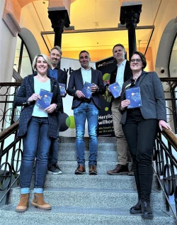 Europa im Fokus: Die Volkshochschulleitung stellt gemeinsam mit Sponsoren und Vetretern der Stadt Bad Salzuflen das neue Programm vor. - &copy; VHS Bad Salzuflen