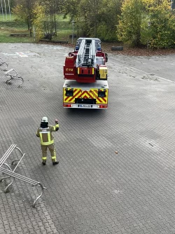 Theorie geb&uuml;ffelt, und praktische &Uuml;bungen absolviert. Die Feuerwehr Lage freut sich &uuml;ber weitere Drehleiter-Maschinisten. Hier wird die optimale Positionierung des Fahrzeugs ge&uuml;bt. - &copy; Stadt Lage