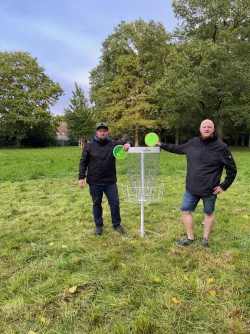 Auf dem Foto sehen Sie links Hans-Peter Bruns, rechts Nico Petersen im Pinneichen-Park, Detmold. - © Systemadministrator