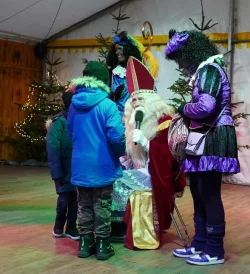 Der Besuch des Sinterklaas war einer der H&ouml;hepunkte des Nachmittags. Viele Kinder trauten sich auf die B&uuml;hne, um dem Nikolaus vorzusingen oder ein Gedicht aufzusagen. - &copy; Edgar Wehmeier