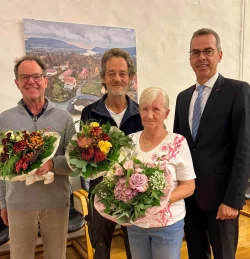 Bürgermeister Jörg Bierwirth bedankt sich bei den langjährigen Ratsmitgliedern Waltraud Müller (SPD), Heiner Gerken (Grüne) und Bernd Schlenbäcker (SPD). - © Stadt Schieder-Schwalenberg