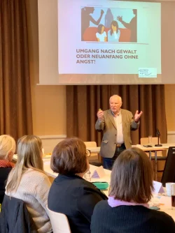 Referent Alexander Korittko spricht über das Thema „Umgang nach Gewalt oder Neuanfang ohne Angst?“. - © Kooperationsgremium für Lippe gegen häusliche Gewalt