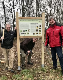 Olaf Gr&uuml;nberg, Alexander Meinhard und Vorsitzender J&ouml;rg Erhorn (von links) haben unter anderem zwei Tafeln aufgestellt, die &uuml;ber die Bedeutung von Streuobstwiesen oder auch Benjeshecken informieren. - &copy; Heimatverein Cappel