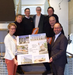 Freuen sich auf die Er&ouml;ffnung der Architektur-Ausstellung: Silvia Herrmann, kommissarische Standortleiterin des Weserrenaissance-Museums Schloss Brake, die Architekten Christian Decker und Axel Bley, B&uuml;rgermeister Markus Baier, die Architekten Reinhard Schwakenberg und Markus Bergedieck sowie J&ouml;rg D&uuml;ning-Gast, Verbandsvorsteher des Landesverbandes Lippe (von links). - &copy; Landesverband Lippe