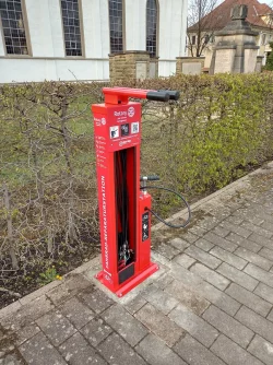 Mit Mitteln aus dem Verf&uuml;gungsfonds sowie einer Spende des Rotary Clubs Detmold-Oerlinghausen konnte die Service-Station f&uuml;r Fahrradfahrer am Marktplatz aufgebaut werden. - &copy; Gemeinde Leopoldsh&ouml;he