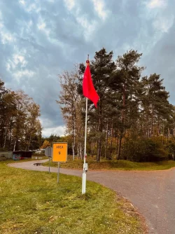 Die „rote Flagge", die Scharfschießen in der Senne anzeigt, wird nach den Plänen der Briten dauerhaft wehen. Geschossen wird dabei ganzjährig sowohl am Boden mit Panzern und Infanterie als auch in der Luft mit Kampfjets und Hubschraubern. - © Die PARTEI Ortsverband Schlangen