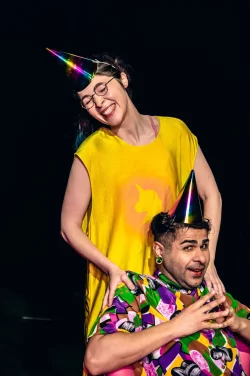 Das Neinhorn begeisterte die Extertaler Kita-Kinder. - &copy; Landestheater Detmold