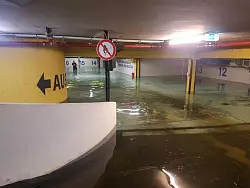 Das Technische Hilfswerk aus Lemgo ist im Wochwassereinsatz in Wuppertal. Dort muss unter anderem eine Tiefgarage ausgepumpt werden. - &copy; THW Lemgo