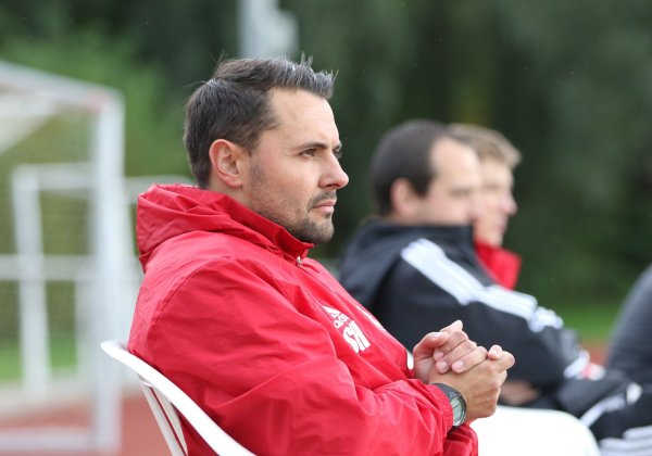 Drei Punkte im Blick: Steven Hengstler, Trainer des Fußball-Bezirksligisten FC Augustdorf. - © Oliver König