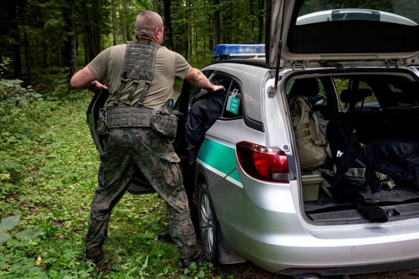 Festnahme an der polnischen Grenze zu Belarus. Es gibt zahlreiche Berichte zu Gewalt und Misshandlungen durch Grenzbeamte gegen Migranten und Flüchtlinge. (Symbolbild) - © Fabian Sommer/dpa