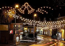 Die Glocken sind eine von vier neuen Bilderlichtketten, die den Oerlinghauser Weihnachtsmarkt an seinen Eingängen einrahmen. - © FOTO: KRISTIAN HOFFMANN