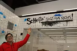 Im Zusammenhang mit der Ausstellung "Scheiße sagt man nicht", gastierte Ralph Caspers mit seinem Unterhaltungsprogramm im Freilichtmuseum. - © Guntmar Wolff