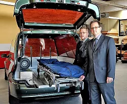 Rafael (l.) und Sascha Quisbrock &uuml;bernehmen die &Uuml;berf&uuml;hrung von Gewaltopfern. - &copy; FOTOS: NICOLE DONATH