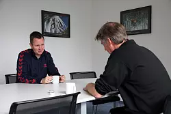 Viel zu schreiben: LZ-Redakteur Dietmar Welle notiert sich die Antworten. - &copy; Preuss