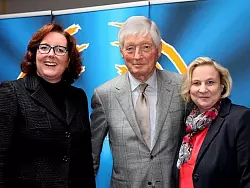 Birgit G&auml;rtner, Hermann G&auml;rtner und Simone Piske (v. l.). - &copy; FOTO: STEFAN SCHELP