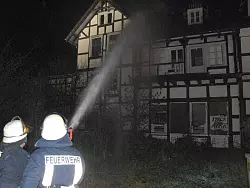 Die ehemalige Psychiatrie Eckardtsheim stand am Mittwochabend in Flammen. - © FOTO: ANDREAS EICKHOFF