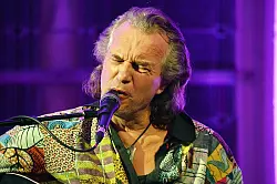 Sänger und Songwriter Hans Theessink ist immer noch mit Herzblut dabei, wie er beim Konzert in Schlangen bewies. - © Foto: Bartling