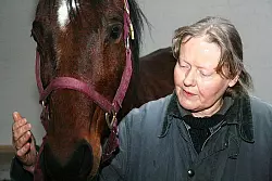 Die Namen ihrer Therapie-Pferde verr&auml;t Ulrike Meyer zu Schwabedissen nur den Kindern, die zu ihr auf den Krubberg nach D&ouml;rentrup kommen. - &copy; Foto: Sch&uuml;rstedt