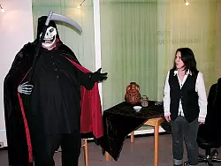 L&auml;sst die Knochen klappern: Lothar Schr&ouml;er als "d&uuml;rres Gerippe", hier mit seiner Kollegin Elke Diessner. 