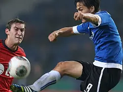 Tim Jerat (r) im Kampf um den Ball mit dem Leverkusener Stefan Reinartz (l). - &copy; FOTO: DPA