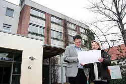 Studieren die Pl&auml;ne: Stiftungsvorstand Gerhard-Wilhelm Brand und Architektin Heike Kaiser vor dem 1979 als "Altenkrankenheim" gebauten Haus Ahorn. Es soll umgebaut und erweitert werden. 