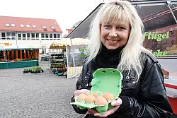Kerstin Bergmann geht seit Jahren zum Markt auf dem Oerlinghauser Rathausplatz. - © Foto: Guhlke