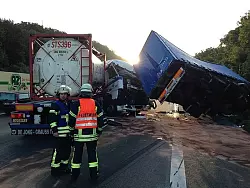 Auf der A2 hat es am Dienstagmorgen einen schweren Lkw-Unfall bei Veltheim gegeben. - © FOTO:CHRISTIAN MATHIESEN