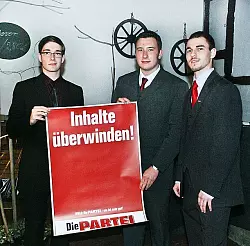 "Die-Partei"-Vorsitzender Adrian Kahler und die Gr&uuml;ndungsmitglieder Marian Selchert und Patrick Donat (von rechts) wollen 2014 in den Lemgoer Stadtrat einziehen. Das Trio will gleichzeitig auch f&uuml;r den Landtag antreten. - &copy; Foto: Grob