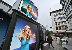 W&auml;hrend Unitymedia in Bielefeld Kunden auffordert, bei einem Gewinnspiel mitzumachen, indem sie vor der Kamera jubeln, schreien viele TV-Zuschauer vor &Auml;rger statt vor Gl&uuml;ck. Etliche Besucher beschwerten sich &uuml;ber die Ausspeisung des NDR. - &copy; FOTO: A. FR&Uuml;CHT