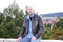 Im Westen angekommen: Heizo Schulze (43) hatte Angst, dass das Grau der DDR auf seinen Charakter abfärbt. Er floh und arbeitet heute als Professor an der Hochschule in Lemgo. - © Stracke