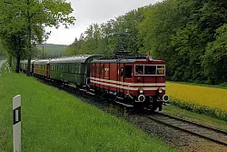 Die 86-j&auml;hrige E-Lok 22 zieht den historischen Heckeneilzug der Landeseisenbahn Lippe am 26. Mai nach viereinhalbj&auml;hriger Pause hinauf nach Alverdissen.
