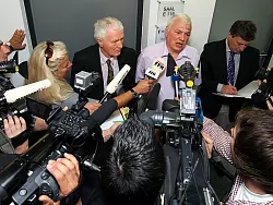 Horst Arnold (r.) und sein Anwalt Hartmut Lierow freuten sich im Juli 2011 &uuml;ber den Freispruch im Wiederaufnahmeverfahren. Inzwischen ist Arnold verstorben. - &copy; FOTO: DPA