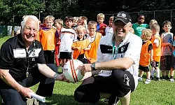 Nach zuletzt 15 Jahren als Mini-Kicker-Trainer hört Winfried Stille auf. Jörg Bigalk (rechts) übernimmt. - © Foto: Lucas