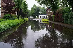 Zahlreiche Stra&szlig;en wie hier in Hille und Keller wurden &uuml;berschwemmt. - &copy; FOTO: ENGELAGE